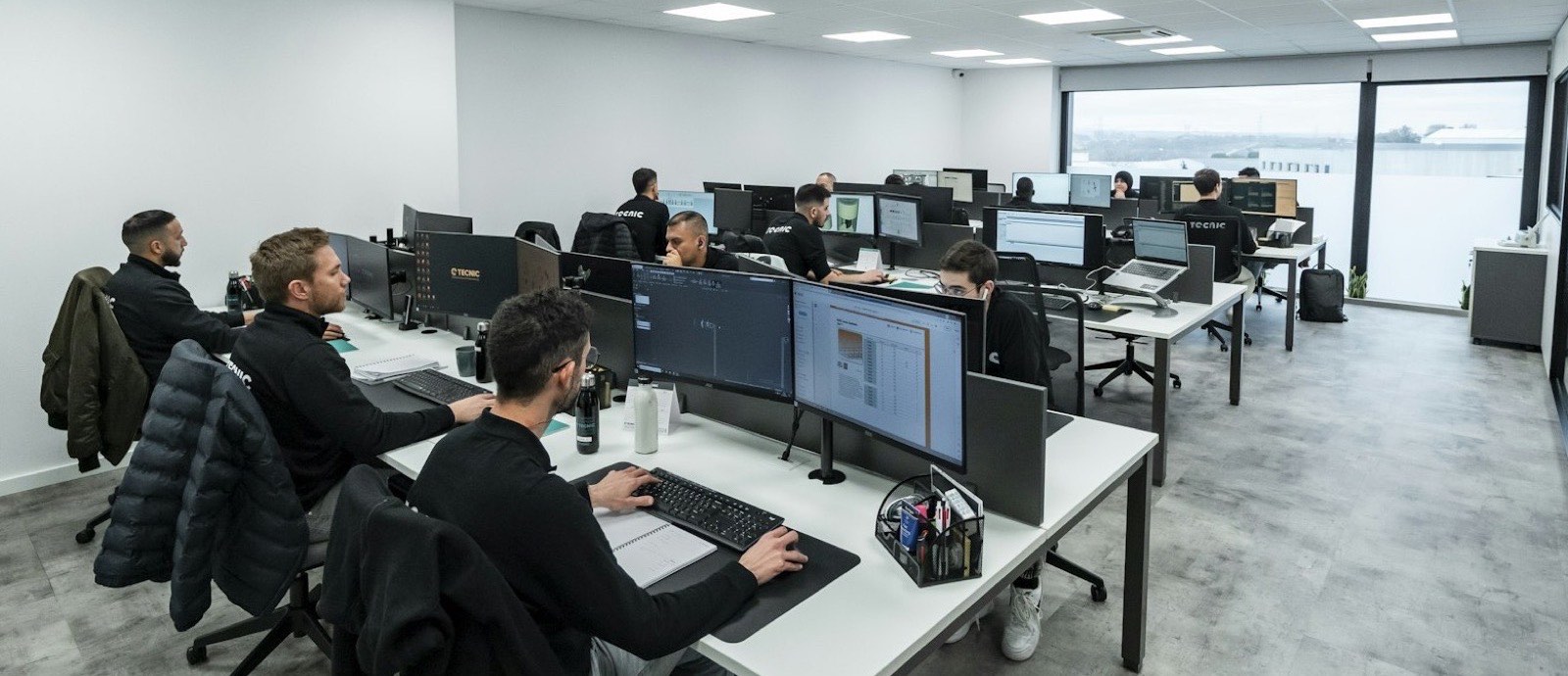 Sala de desarrollo de software con varios puestos de trabajo